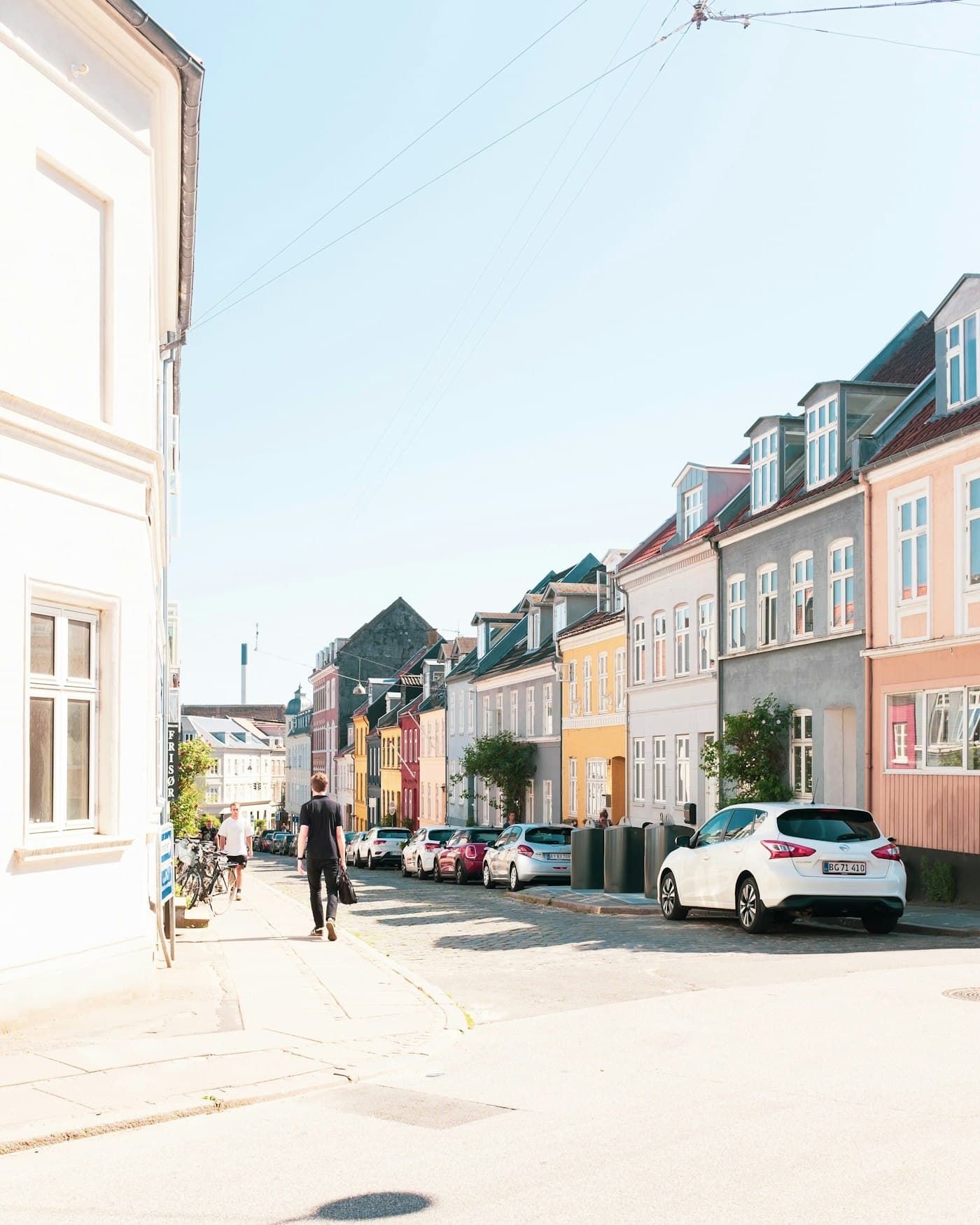 Farverig villavej i en dansk by