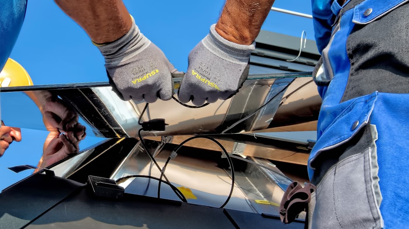 Montør tilslutter et solcellepanel under installationen