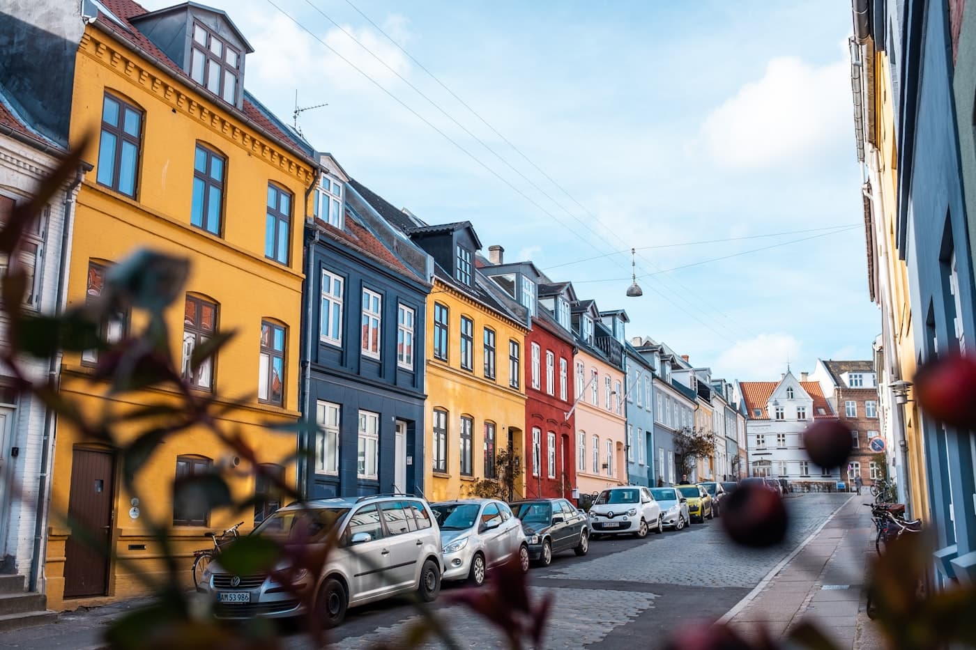 Farverige byhuse på en dansk gade