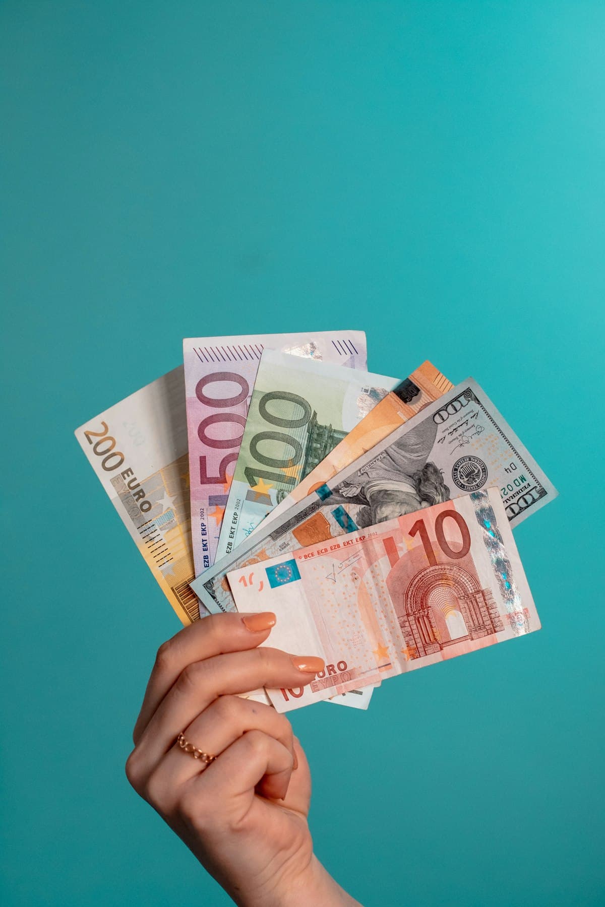Euro-sedler i en vifte, symbol på finansiering af solceller